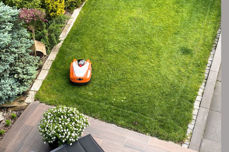 Kan een robotmaaier over tegels en paden rijden in je tuin?