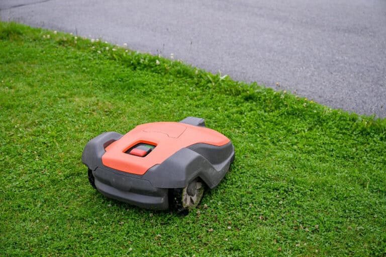 De robotmaaier maait naast de draad