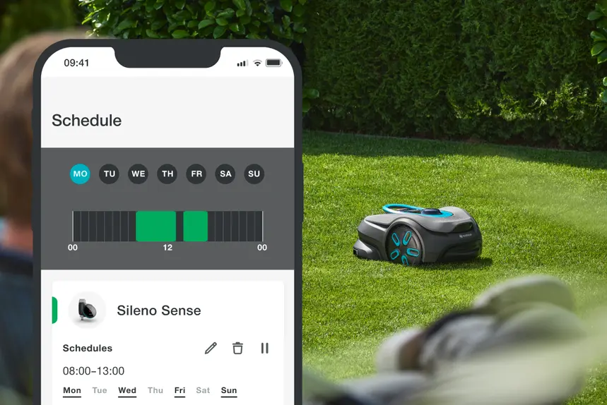 De Gardena-app met het maaischema per dag, naast een Gardena Sileno die een gazon maait
